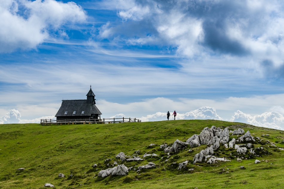 marjer - Velika Planina. Kościółek Matki Boskiej Śnieżnej, Velika Planina, Alpy Kamnickie, Słowenia. Zdjęcie 210602