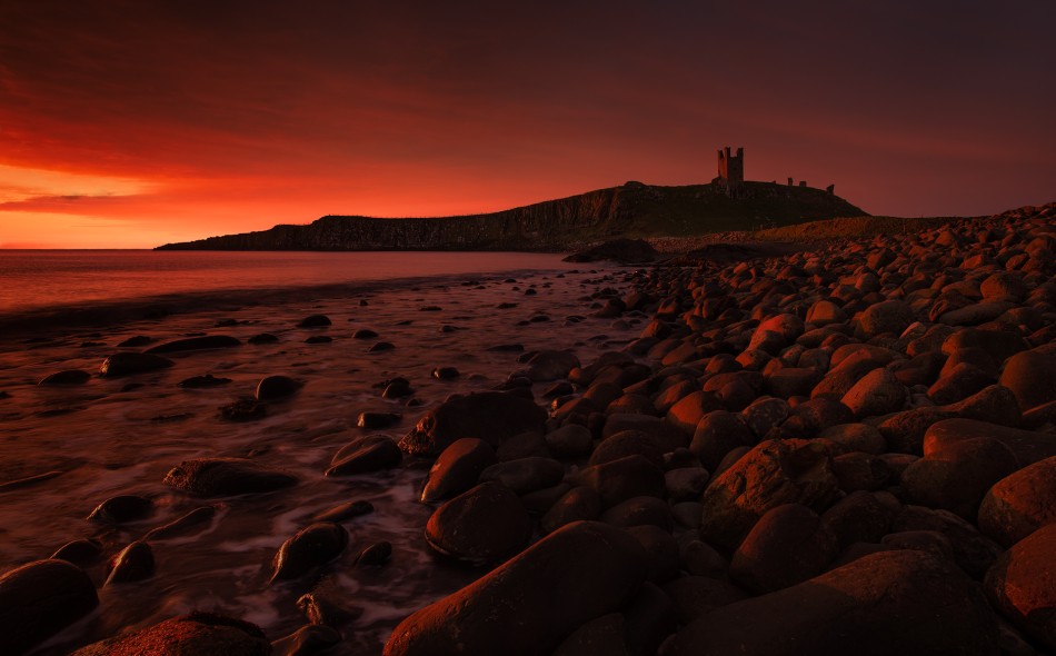 Dunstanburgh on fire. Płonęło...  ‘the fort’ (burgh) ‘of the town’ (dun) ‘by the rock’ (stan). Zdjęcie 339916