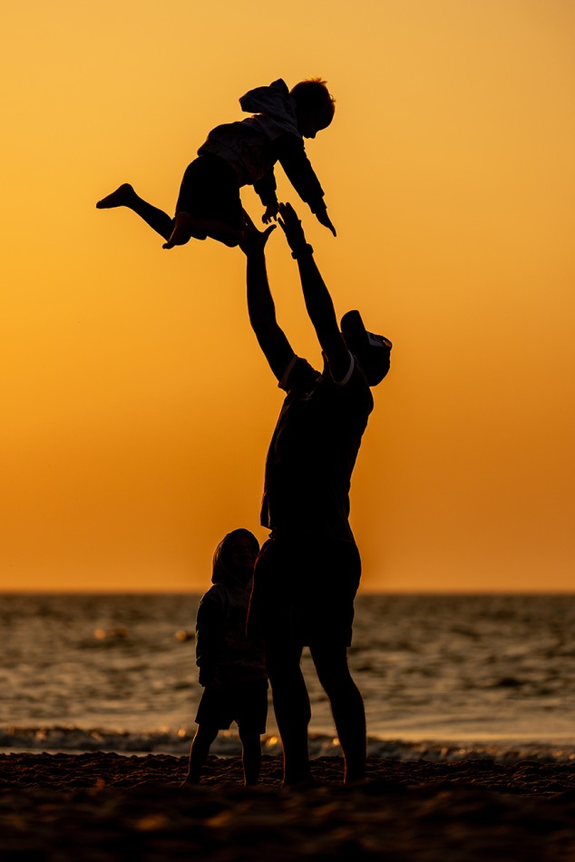 Rodzinna radość na plaży o zachodzie słońca.          . Zdjęcie 339245