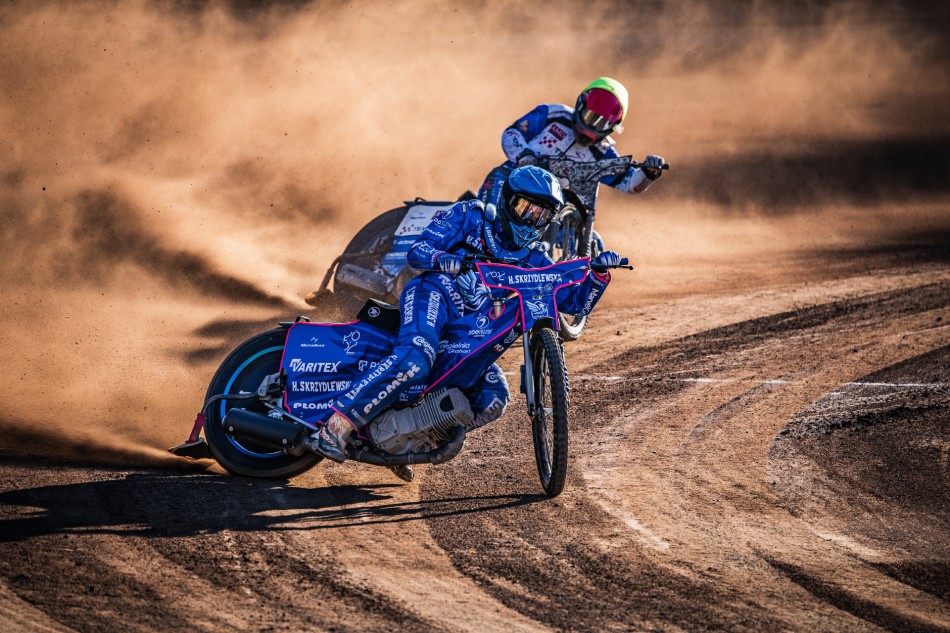 Żużlowa zadyma. . Zdjęcie 338339