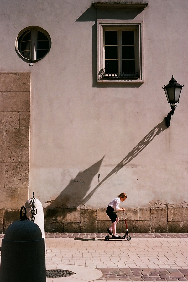 leo - melancholia ulicy.... hommage a De Chirico :)  PentaxMX/50mm/Ektar skan z negatywu  . Zdjęcie 219210