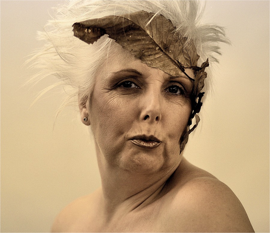 sandevi - ...złota kobieta.... zdjecie powstało przy krotkim reporatzu. natomiast reportaz powastał w Colleg-u w Rugby Centre... kierunek to:Theatrical and Media Make- Up and Special Effect. dziewczyny potrzebowały dowodu swojej pracy, a dokładniej wykonywały
