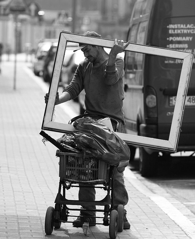 polanski - Okno na świat. Witam:) dzisiaj kolejne które znalazło się w książce o  problemach ludzi,biedzie bezdomności i uzależnieniach.Uliczne wędrówki po Poznaniu.Za parę dni dam kolejne. Zdjęcie 16022