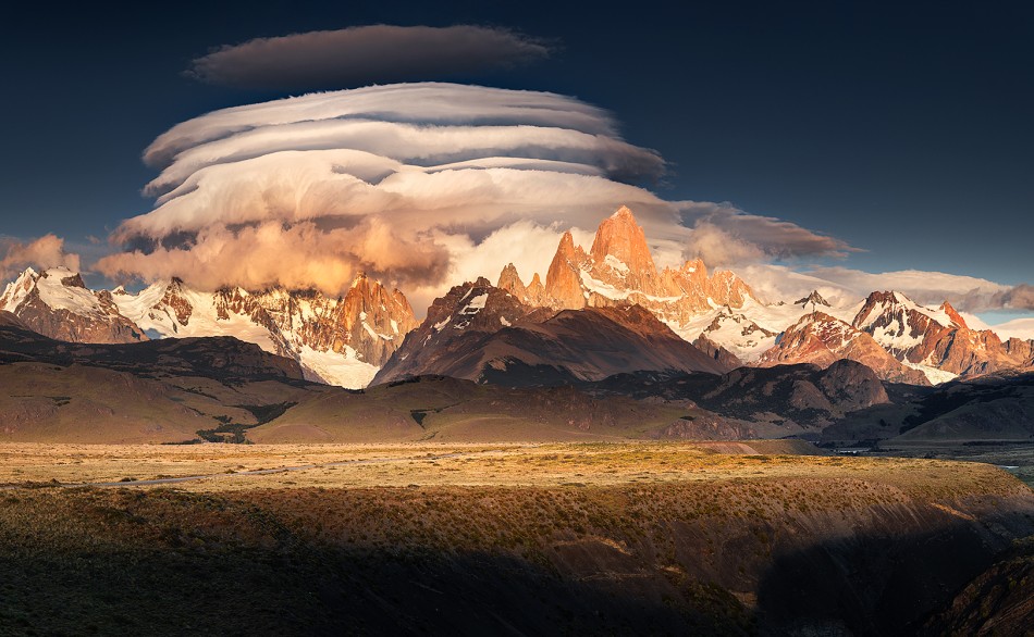 Patagońskie naleśniki. Chmury lenticularis nad szczyta,i Fitz Roy i Cerro Torre w Patagonii. Argentyna, 01.2026. Zdjęcie 339181