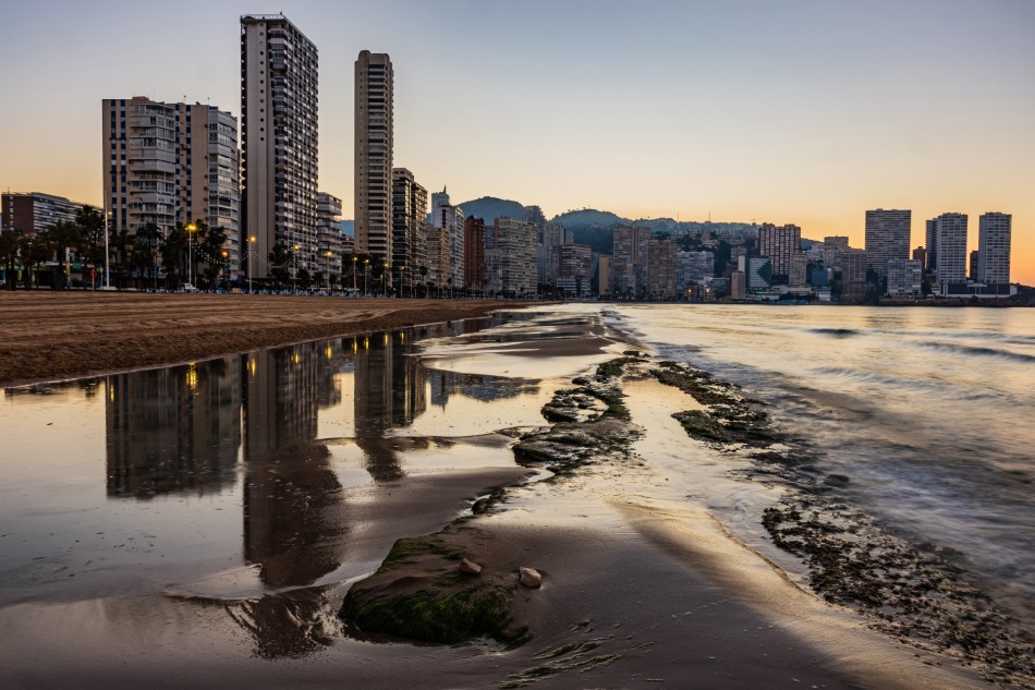 Benidorm wieżowcami stoi. . Zdjęcie 339944