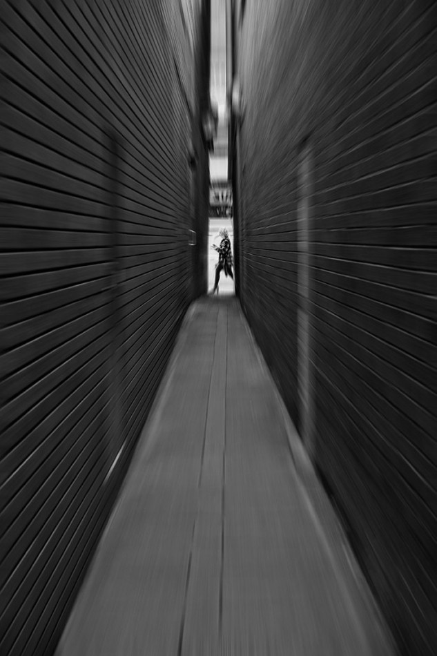 Zagubiony w wąskim przejściu - czarno-biała fotografia. . Zdjęcie 338243