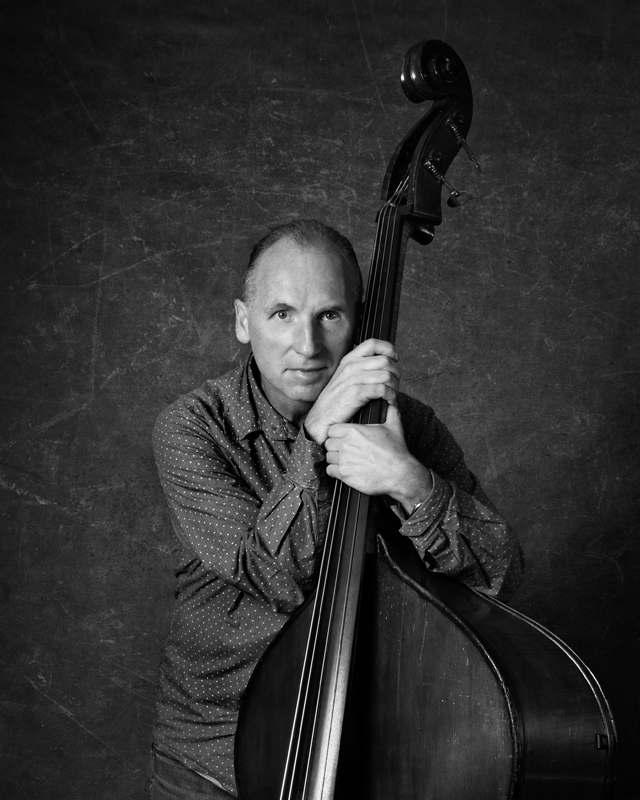 michal_w - Zbigniew Wrombel. Polski kontrabasista i basista jazzowy. Zdjęcie odkopane i przerobione do wersji B&W.. Zdjęcie 85057