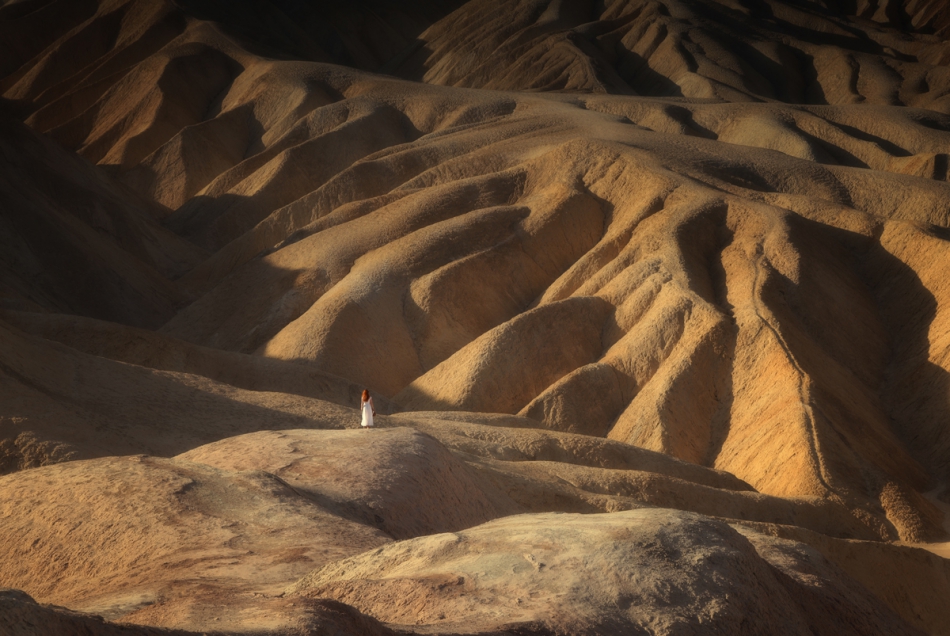 daro - Zabriskie Point - Dolina Śmierci. Zdjęcie wykonane o wschodzie słońca. Właściwie tylko o takiej porze można się pokusić o zrobienie kilku fotek, ze względu na niską temperaturę (40 stopni). W ciągu dnia termometry rejestrują ponad 50 stopni.