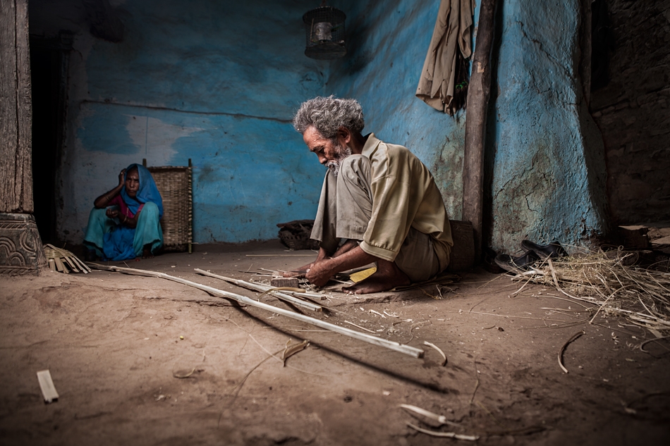 lukaszpiech - Stolarstwo mambusowe. Gdzies kolo Dungarpur, Rajasthan, Indie. Pan wyrabia meble z bambusa. Zdjęcie 59316