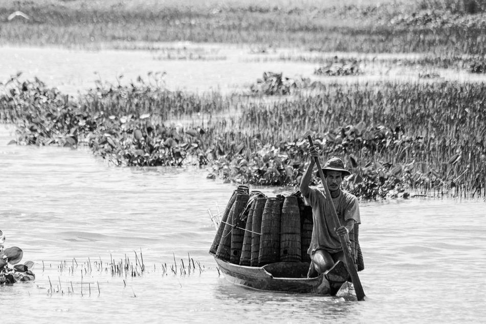 pak76 - Do Battambangu I. [Rzeki to idace drogi]  W Kambodzy siec drog nie jest dobrze rozwinieta i w wielu miejscach rzeki spelniaja funkcje drog, dlatego bedac tam warto sprobowac rzecznego transportu, co tez uczynilismy! Zostalismy zapakowani na lodke gdzies w