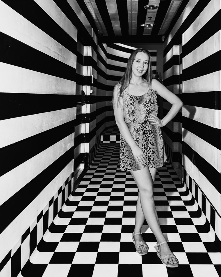  Portret w czarno-białym korytarzu. . Zdjęcie 339140