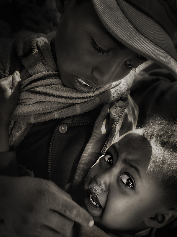 fotoel - Rozpacz. W czasie mojej ostatniej wizyty w północnej Etiopii wielokrotnie widziałem młode i biedne matki jak bezradnie patrzą na ich chore dzieci. . Zdjęcie 121888