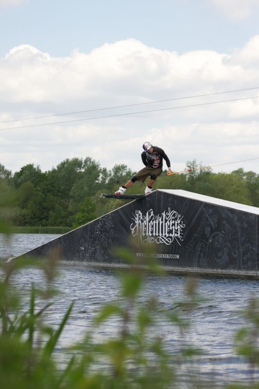chrislikestosurf - Aaron Hadlow - 5x World Kitesurfing Champion. JB Waterski, London, UK 2010  www.flexifoil.com www.redbull.com www.aaronhadlow.com. Zdjęcie 21128