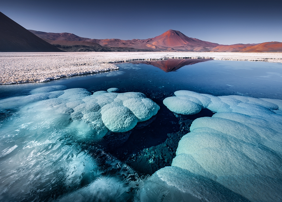 karol_nienartowicz - Agua Amarga. Zatopione w jeziorze solankowym kule soli na salarze. Atacama, Chile, 06.2025. Zdjęcie 334671