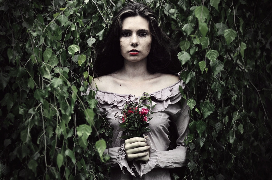 davved - Grave od shadows and leaves. Model: Nicole Wieliki. Zdjęcie 109871