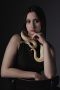 portret z wężem
