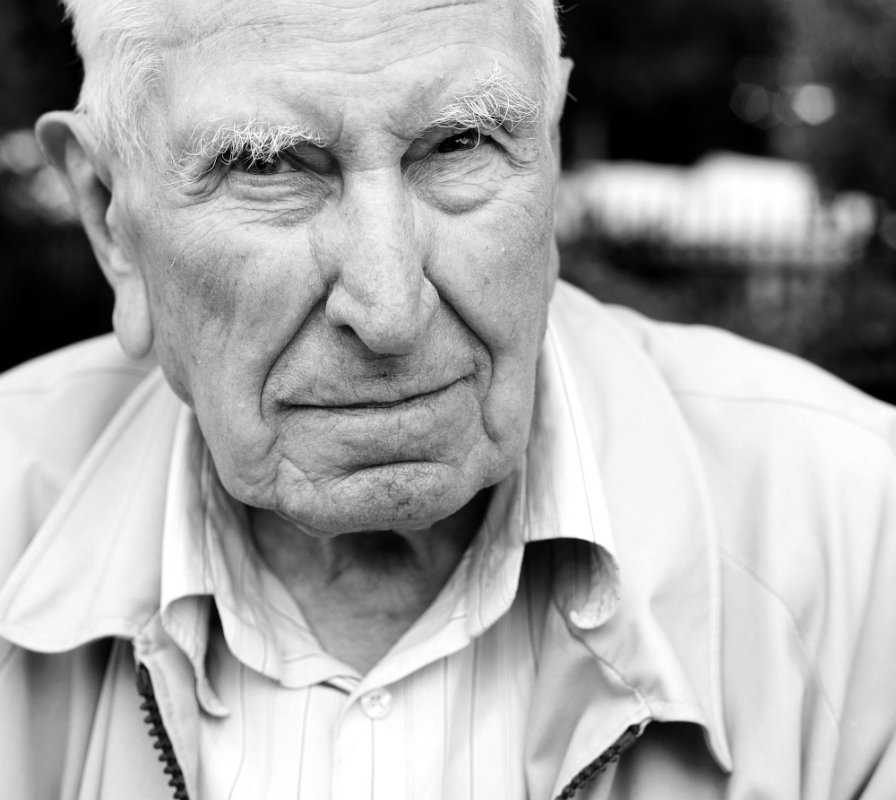 polanski - Pan Kazimierz lat 93. Przedstawiam  drógie ujecie w temacie przypadkowego ulicznego portretu robionego miedzy 6.00 a 9.00na przełomie ostatnich dwóch tygodni,Pan Kazimierz lat 93 teraz bez kapelusza:)Poprawione z kapeluszem moze jutro:). Zdjęcie 34913