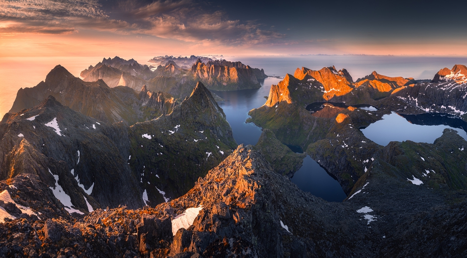 karol_nienartowicz - Hermanndalstinden. Panorama z najwyższego szczytu Lofotów Zachodnich Hermanndalstinden (1029 m), Norwegia. Zdjęcie 316424
