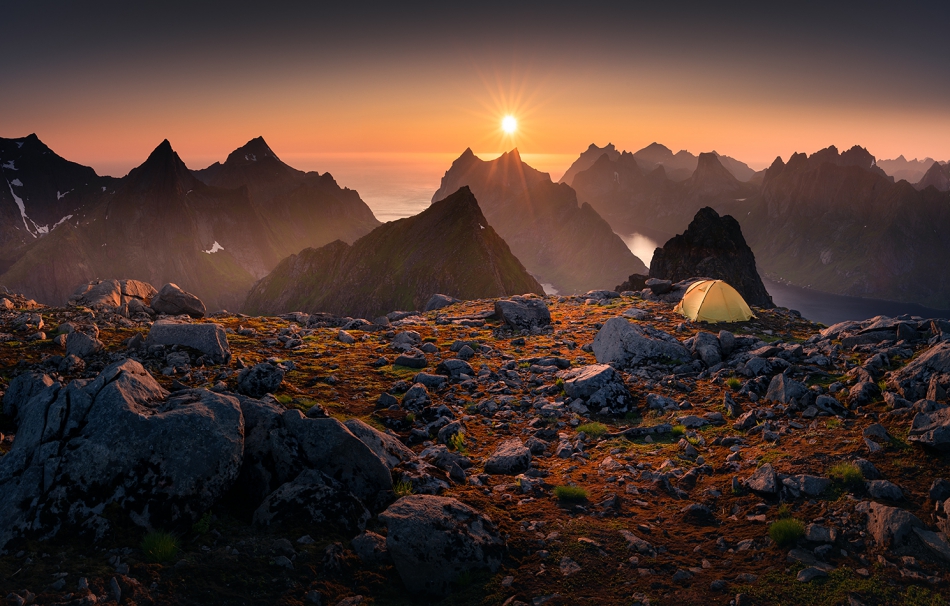 karol_nienartowicz - Midnight Sun. Biwak na Munken podczas midnight sun (słońca o północy) - w okresie, kiedy za Kołem Podbiegunowym słońce nie zachodzi za horyzont ani na moment przez całą dobę. Zdjęcie zrobione o godzinie 0:30.. Zdjęcie 316492
