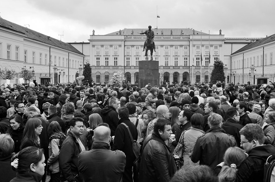 kamilo - W dniu Katastrofy - Krótkie chwile jedności - 2. 10 kwietnia 2010, godz. 15:10. Już od rana Warszawiacy spontanicznie gromadzą się przed Pałacem Prezydenckim na którym flaga została opuszczona do połowy masztu, przynoszą kwiaty i znicze. Są zje