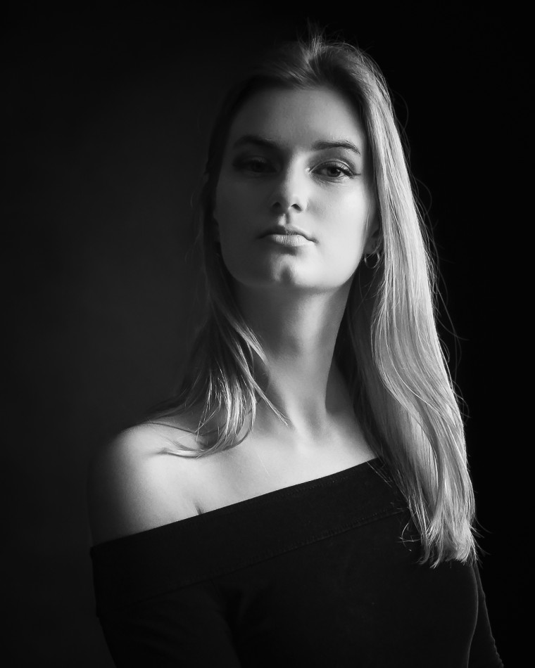 Portret kobiecy w monochromatycznej tonacji. . Zdjęcie 339092