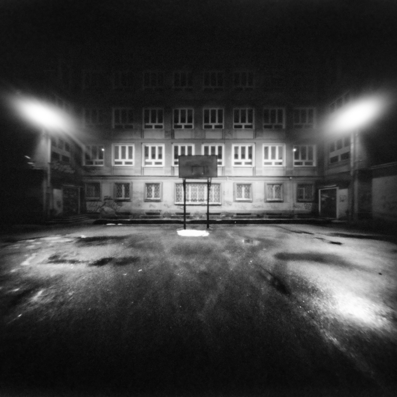 miljo77 - . fotografia otworkowa (pinhole, camera obscura)  czas naświetlania = 30 minut  skan z negatywu 6x6cm  Ilford HP5 Ilfotec DD-X. Zdjęcie 284651