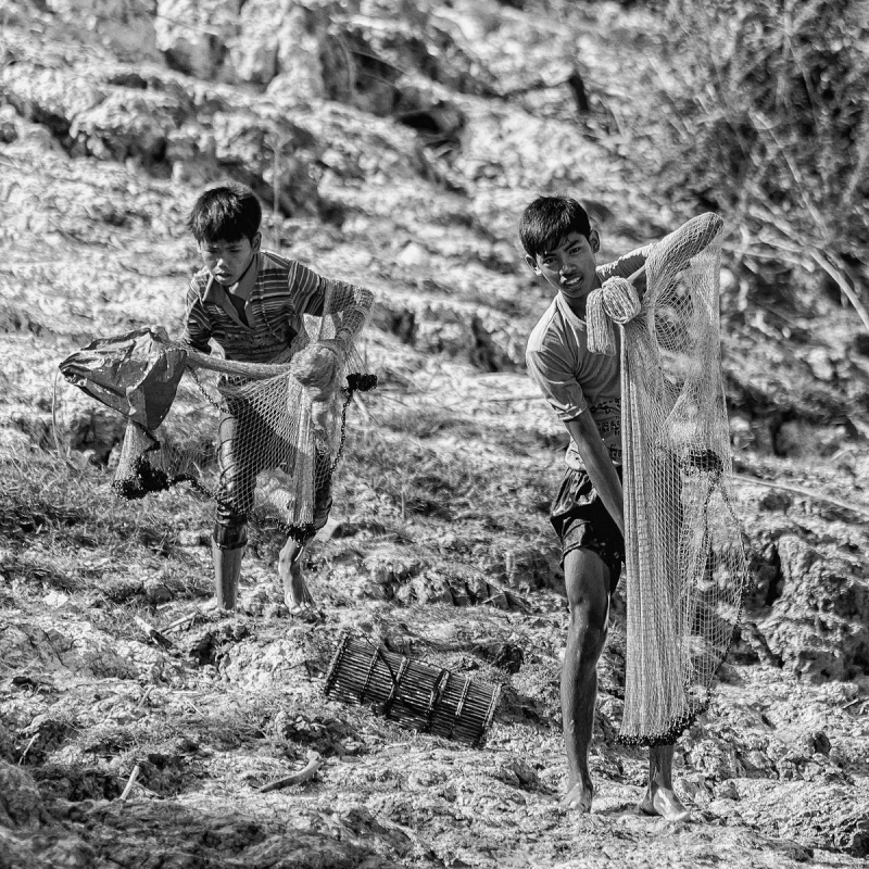 pak76 - Do Battambangu III. [Bracia]  Plynelismy w porze suchej, wiec rzeka czesto byla po prostu waska i plytka glinianka z metna woda gdzie sie kryly ryby. Przeplywajaca lodka ploszyla ryby ze swoich schronisk, wiec witano nas z radoscia i pospiechem, by nie pr