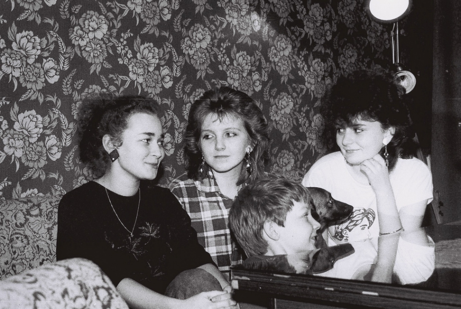 . wieczorne pogawędki, wykonano pod koniec lat 80, technicznie jakie jest to widać, jednak jest to bardziej dokument tamtych lat niż portret, młodzież więcej ze sobą rozmawiała spotykając się razem, to był czas bez komputerów czy komórek. Zdj