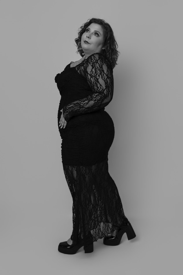 zmbrmx9vhb - Elegancka kobieta w czerni – portret w stylu glamour. . Zdjęcie 339049