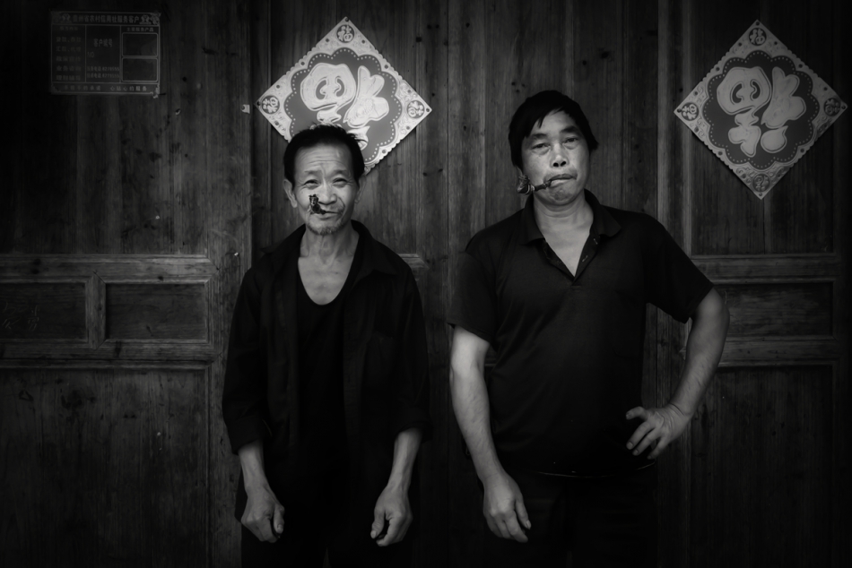 fotoel - Fajeczki. Zdjęcie zrobiłem w południowych Chinach w bardzo ubogiej wiosce. Dwaj panowie ciekawie przyglądali się przybyszowi z innego kraju, bo nikt tam obcy nie przychodził. Z wielka ochotą stanęli do zdjęcia.  . Zdjęcie 231423