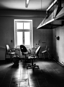 duże fotele i małe krzesła