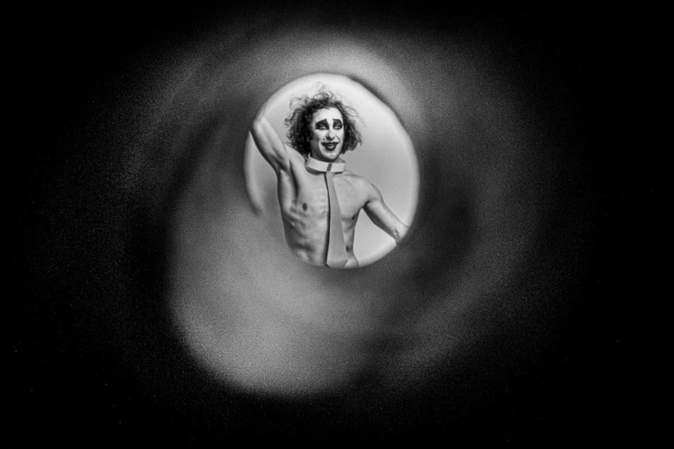 romank - Borys. Borys Leliński wyłowiony z tłumu fotografujących Go (teleobjektyw zrobiny z rurki po papierze toaletowy). 12 Jurajski Festiwal Fotograficzny.. Zdjęcie 330883