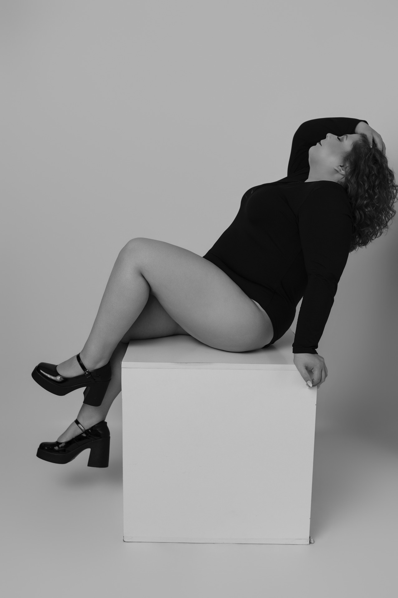 Elegancki portret w czerni i bieli