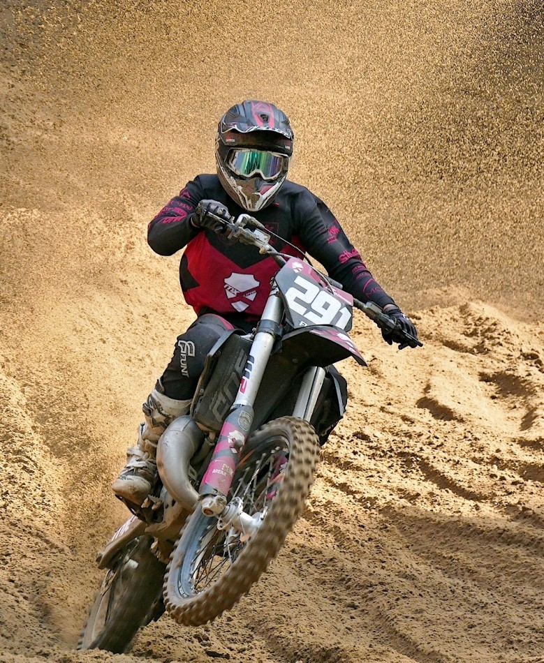 Motocross w akcji na piaskowej trasie. PE. Zdjęcie 338201