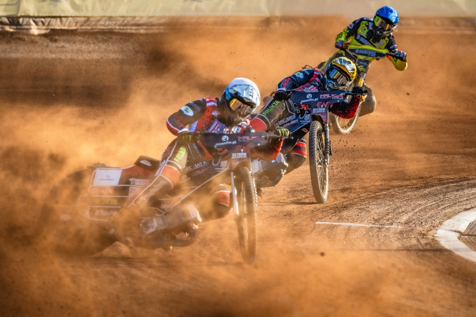 Trochę pomarańczy w czarnym sporcie. . Zdjęcie 336059