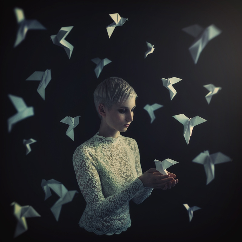 czaszki - The Bird Whisperer. Model: Sara Berger. Zdjęcie 172255