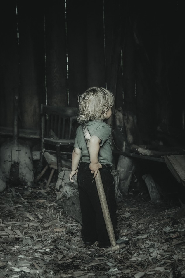 w drewnianym wnętrzu z młotkiem. . Zdjęcie 337684