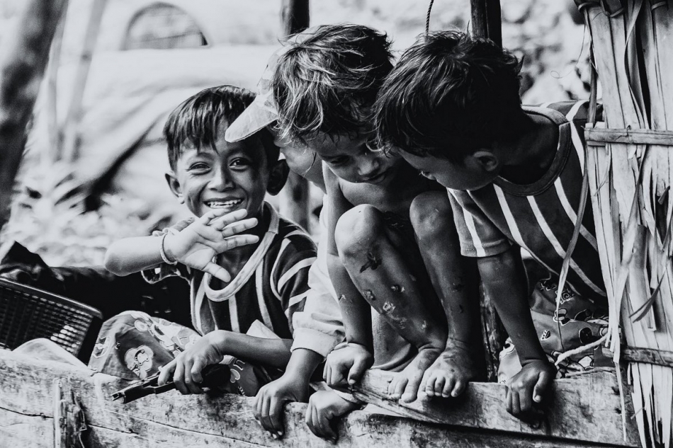 pak76 - Do Battambangu V. [Chlopaki z ferajny]  Czy sa to bezpieczne tereny? Hmm. My spotkalismy te uzbrojona grupe, ktora byla zainteresowana abordazem. Na szczescie nie zdazyli! :-)  A tak na powaznie. Teraz tak. Choc do niedawna w tych okolicach byli Czerwoni 