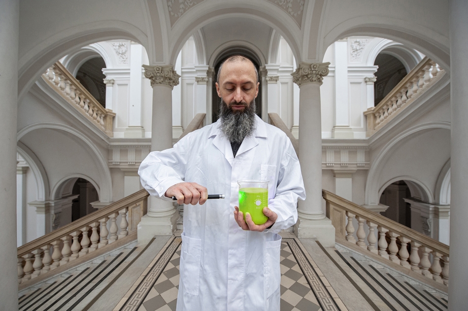 indywidualista - płynna fluorescencja czyli stare dobre sposoby nie zawsze są dobre. Naukowcy dokładając do znanych teorii o fluorescencji zmienną w postaci dyfuzji doszli do zdumiewających wniosków. Do zdjęcie na Politechnice nawiązującego do laserowej analizy 