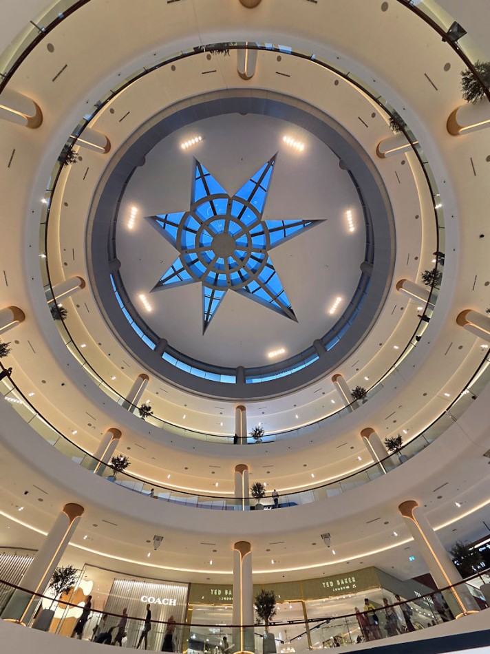 Stylowy sufit w nowoczesnym centrum handlowym. . Zdjęcie 337635