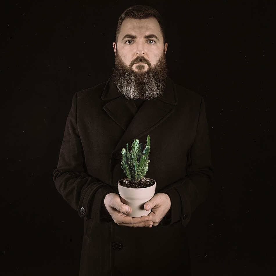 vonbitto - man with a plant. . Zdjęcie 258561