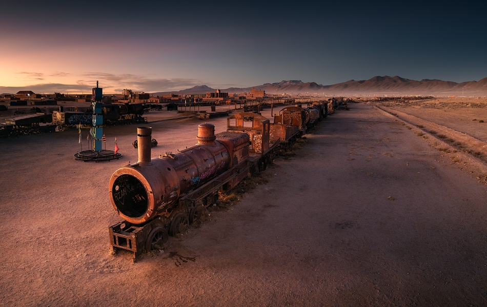 Train Cemetery. Cmentarzysko pociągów (głównie lokomotyw parowych) na pustyni w Uyuni (Boliwia). Pamiątka dawnej prosperity górniczej regionu Potosi. . Zdjęcie 334154