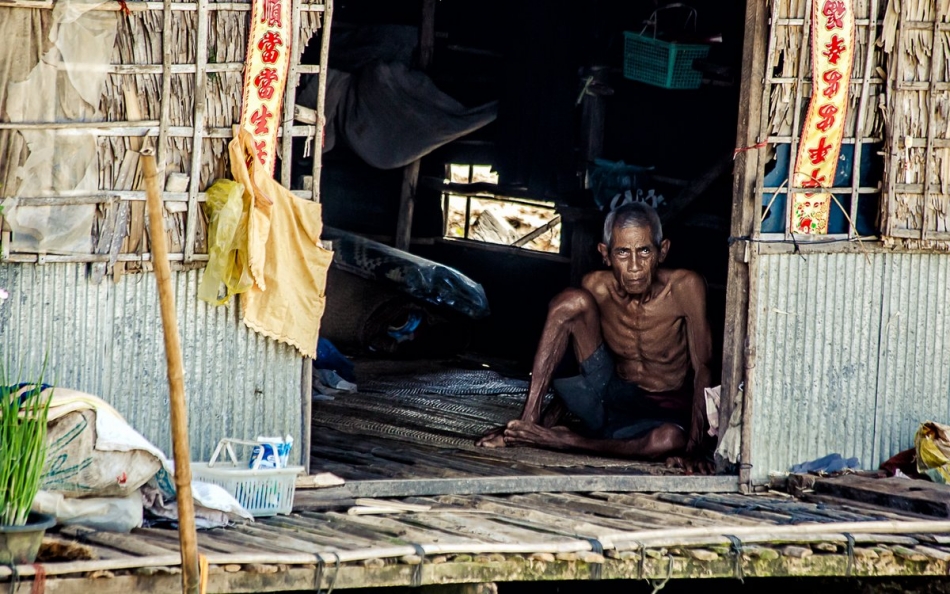 pak76 - Stary czlowiek. Nie moge powiedziec, ze go poznalem - widzialem go przez chwile z pokladu lodki gdy przeplywalismy przed jego domem. Jednak ten obraz pozostal za mna na znacznie dluzej...  Zdjecie zostalo zrobione w prowincji Battambang (Kambodza).. Zdję
