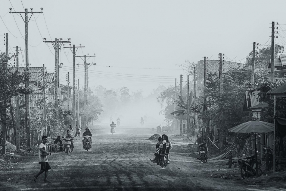 pak76 - Dust Riders. Takie drogi i elektryczność pojawiły się tu niedawno, ale mieszkańcy szybko nauczyli się z nich korzystać!  Prowincja Champasak. Laos. Zdjęcie 97716