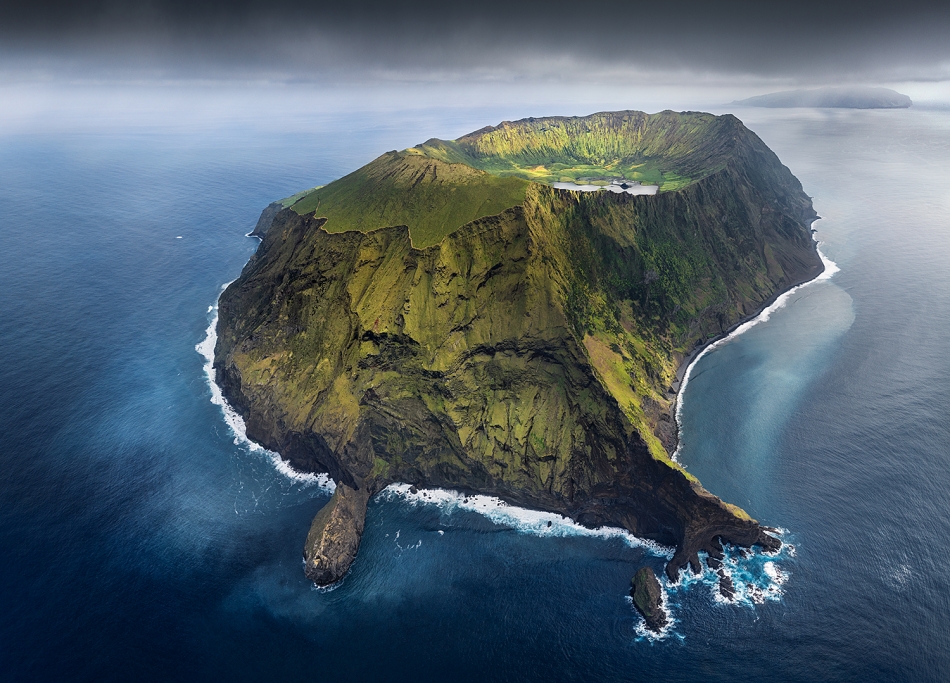 karol_nienartowicz - Wyspa Corvo. Wyspa Corvo na Azorach ma zaledwie 6 km długości i niemal w całości zajmuje ją wysoki na ponad 700 m wulkan.. Zdjęcie 322744