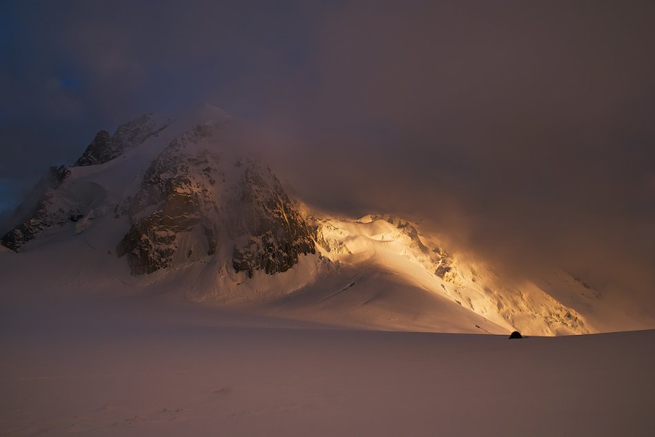 fotonmatic - Mont Blanc du Tacul. Proszę o PE wieczór przed wejściem, seraki zasłaniające skalisty szczyt czynią go niepozornym.... Zdjęcie 31547