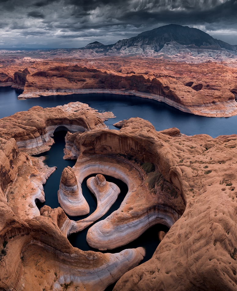 karol_nienartowicz - Reflection Canyon. Kanion wydłubany przez wodę w piaskowcach Wyżyny Kolorado w miejscu, gdzie dziś są wody jeziora Powell. . Zdjęcie 312145