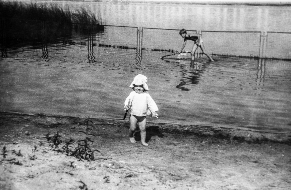 bakulok - . kąpielisko za komuny na początku lat 70 na jeziorze w Kórniku k/ Poznania, na dzisiaj ten stan sanitarny byłby nie do przyjęcia, a jednak było to ogrodzone i oznakowane kąpielisko . Zdjęcie 308960