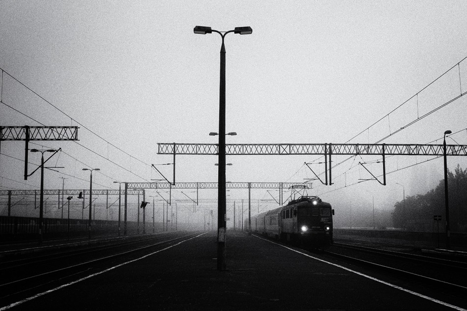 Mglista stacja kolejowa o poranku. . Zdjęcie 339376