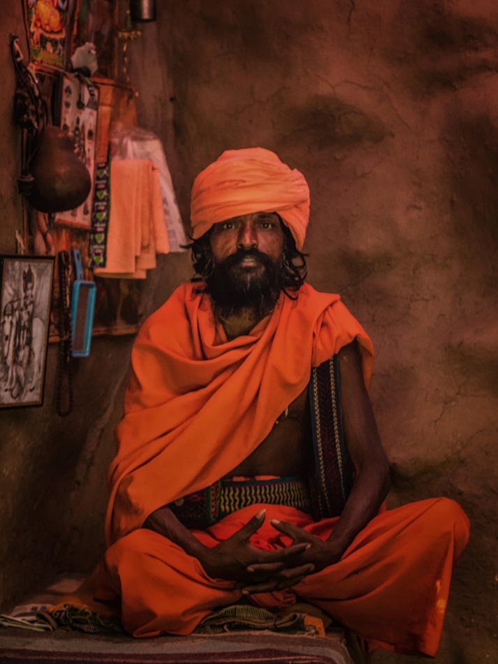 pak76 - Sadhu. 13 lat wczesniej sadhu mial tu objawienie i stweirdzil, ze na pamiatke wybuduje swiatynie. Jak my go odwiedzalismy efektow nie bylo widac - ciekaw jestem czy cos sie zmienilo w ciagu ostatnich 7 lat.... Zdjęcie 268156